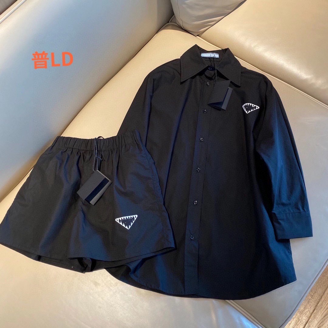 Luxury design summer product P family triangle letter print Lapel 7 6 sleeve shirt + casual shorts fashion suit for women, Black
Luxury design summer product P family triangle letter print Lapel 7 6 sleeve shirt + casual shorts fashion suit for women, Black