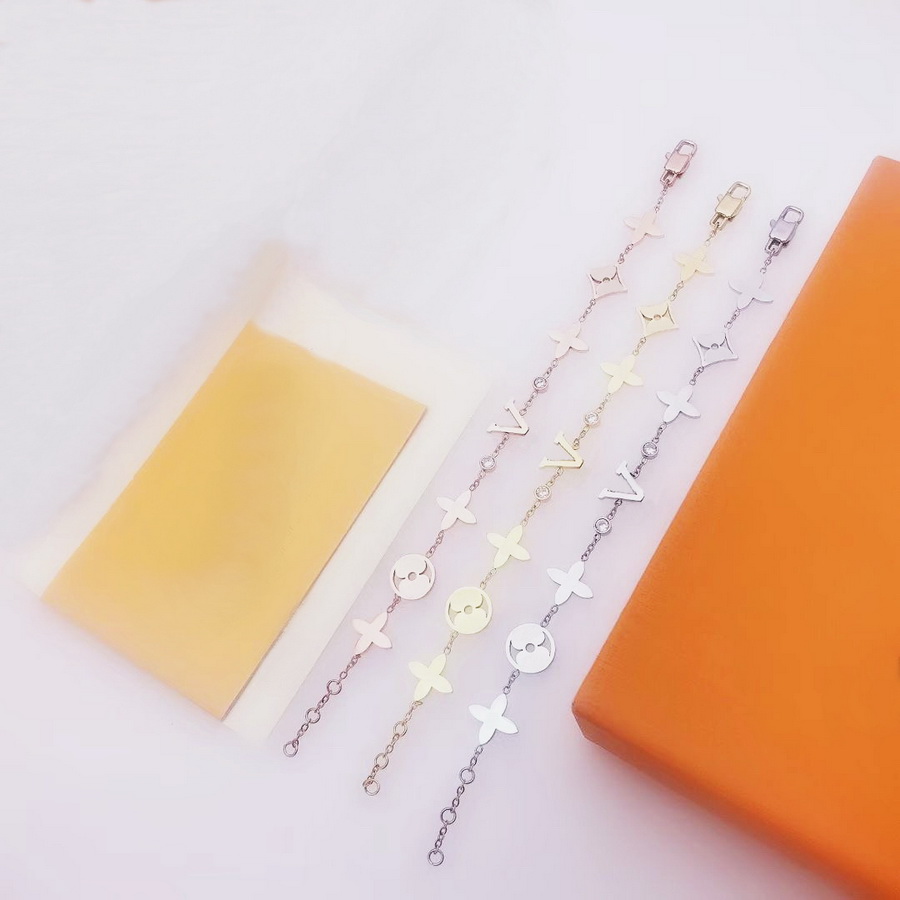 Europe America Fashion Style Lady Women Titanium Steel Engraved V Initials Hollow Out Six Flower With Diamond Chain Bracelet Q95588
Europe America Fashion Style Lady Women Titanium Steel Engraved V Initials Hollow Out Six Flower With Diamond Chain Bracelet Q95588