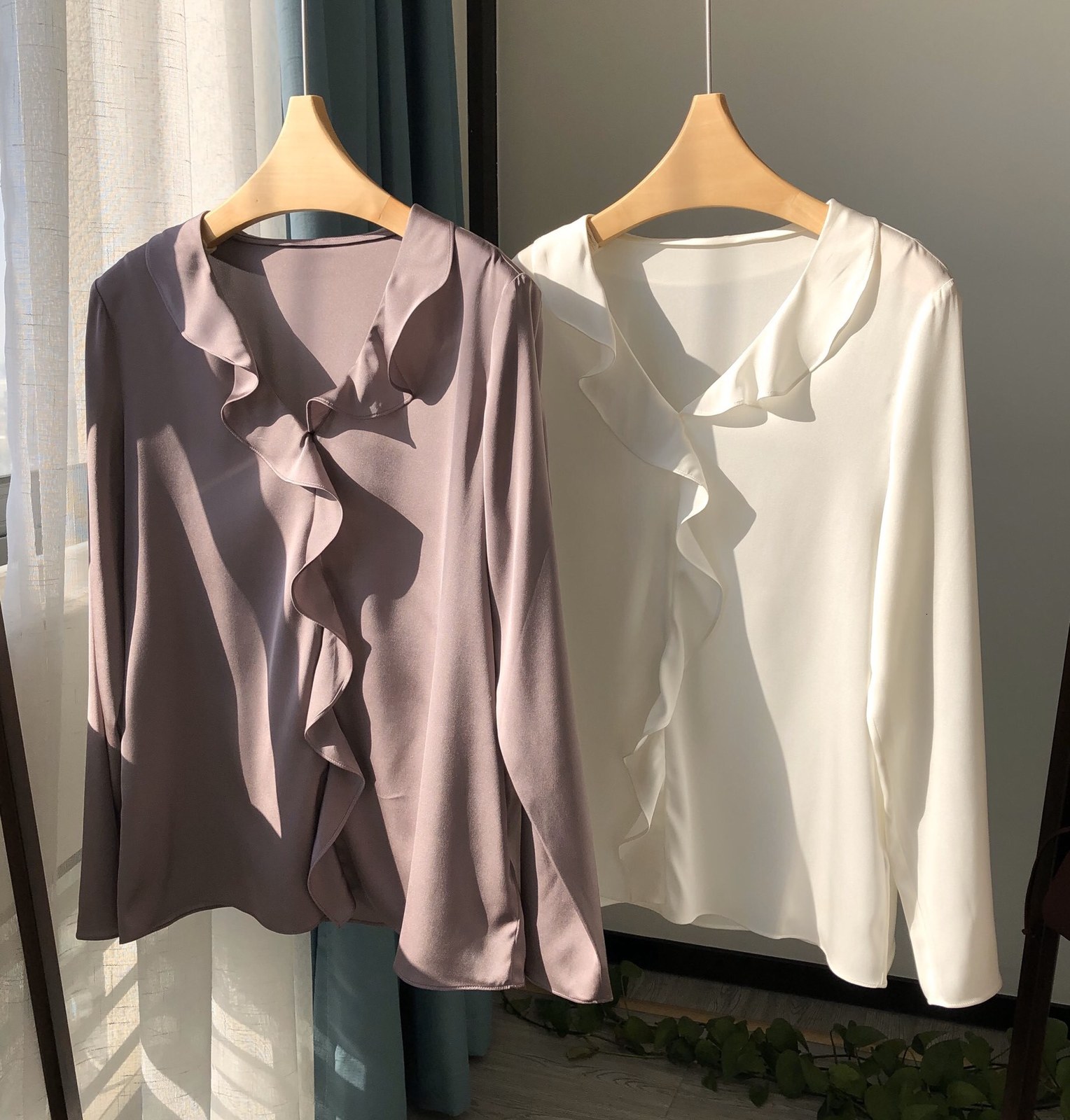 New Women Ruffles Trim V-neck Silk Blouse 2021 Early Spring Lady Long Sleeve Office Wear Simple Shirt and Tops Gyev, Black
New Women Ruffles Trim V-neck Silk Blouse 2021 Early Spring Lady Long Sleeve Office Wear Simple Shirt and Tops Gyev, Black