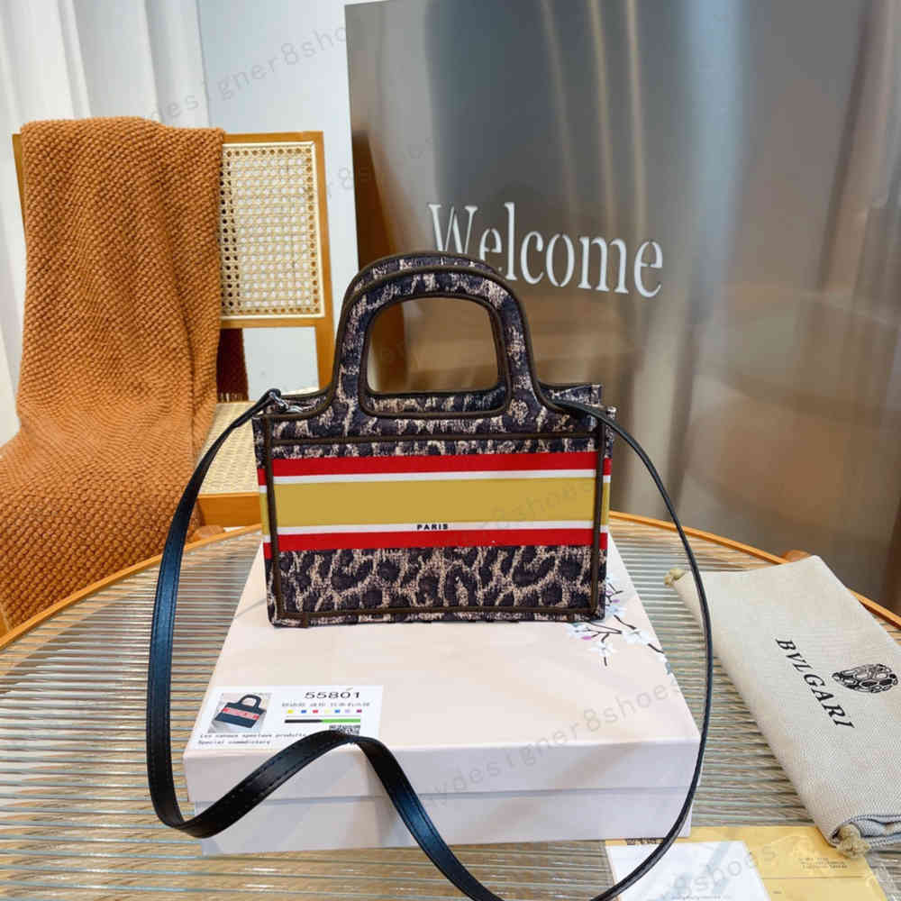 With gift box silk scarf women designer leopard print contrast color shopping bag size 22*6*24cm, For transportation
With gift box silk scarf women designer leopard print contrast color shopping bag size 22*6*24cm, For transportation