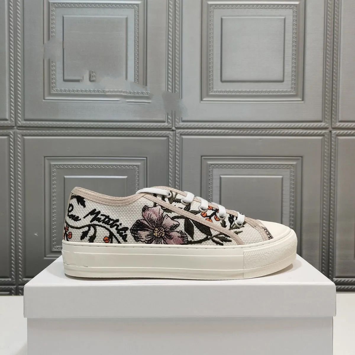 Fashion lace-up luxury designer women's flat platform white low-top shoe sizes 35-40 retro mjkkk002
Fashion lace-up luxury designer women's flat platform white low-top shoe sizes 35-40 retro mjkkk002