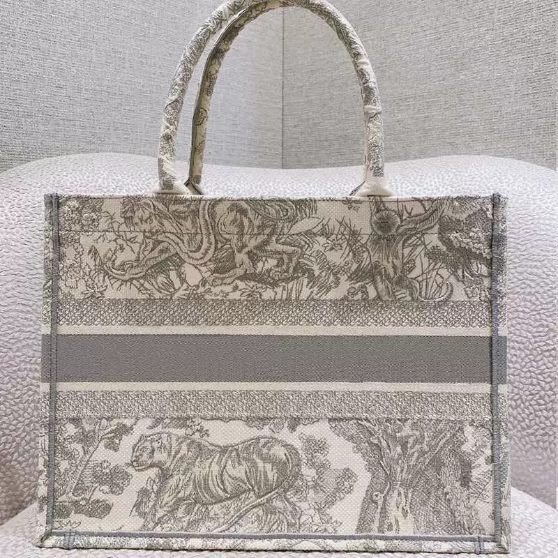 2022 new embroidered tiger pattern bag handbag large capacity luxury big brand handbag handmade double-sided flower 000, Grey
2022 new embroidered tiger pattern bag handbag large capacity luxury big brand handbag handmade double-sided flower 000, Grey