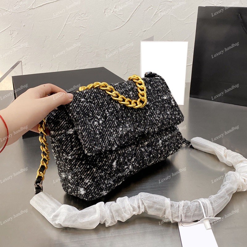 2021 a/w 19 series tweed bags early fall winter quilted matelasse chain cross body shoulder totes purse large capacity famous luxury designe
2021 a/w 19 series tweed bags early fall winter quilted matelasse chain cross body shoulder totes purse large capacity famous luxury designe