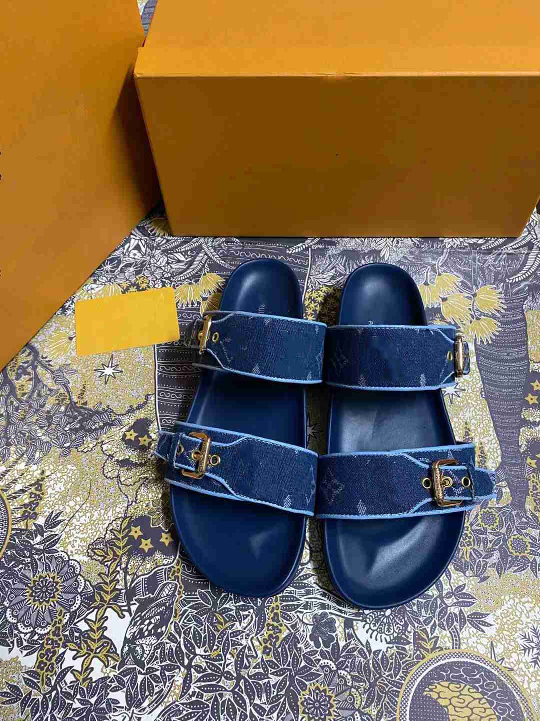 2021 new ladies and men designer fashion slippers, casual all-match ladies sandals and men slippers, wholesale free shipping, Black
2021 new ladies and men designer fashion slippers, casual all-match ladies sandals and men slippers, wholesale free shipping, Black