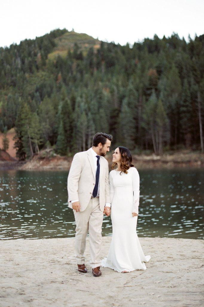 Crepe Simple Modest Wedding Dresses With Long Sleeves Lace Appliques Full Sleeves Country Women Informal Modest Bridal Gowns