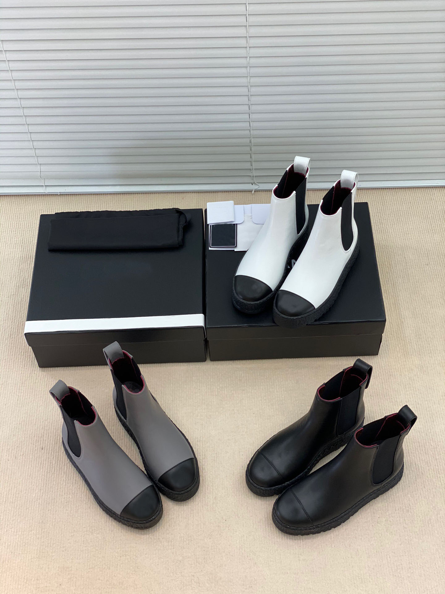 Designers Martin Boots Black Color Luxury Ankle Boots Designers Women Booties Highet Quality Winter Booties Non Slip size 35-41 88899, Split
Designers Martin Boots Black Color Luxury Ankle Boots Designers Women Booties Highet Quality Winter Booties Non Slip size 35-41 88899, Split