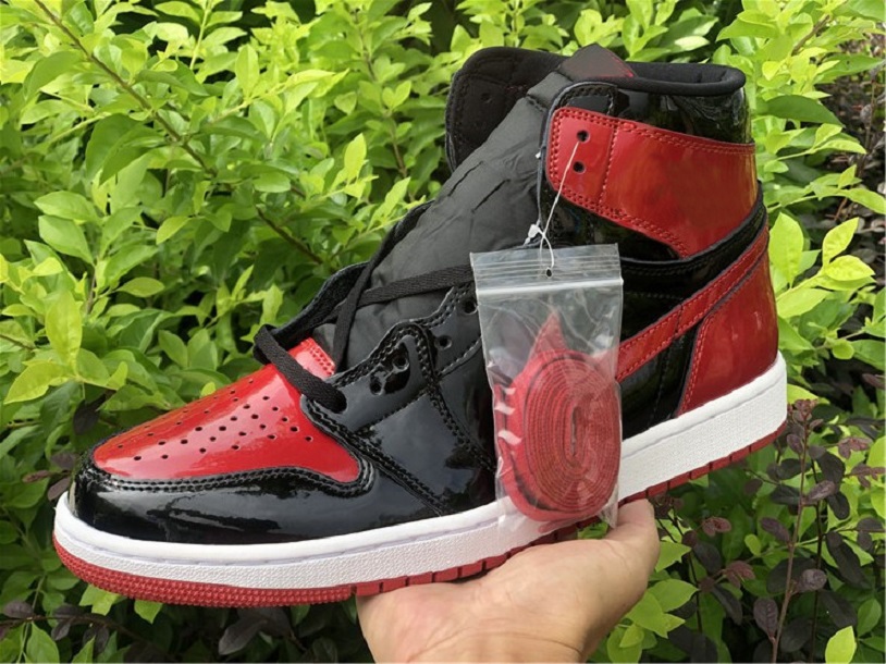 555088-063 1OG Mens basketball shoes Jumpman 1s Bred Patent Black White Varsity Red outdoor Sneakers trainers size 7-13 With Box
555088-063 1OG Mens basketball shoes Jumpman 1s Bred Patent Black White Varsity Red outdoor Sneakers trainers size 7-13 With Box