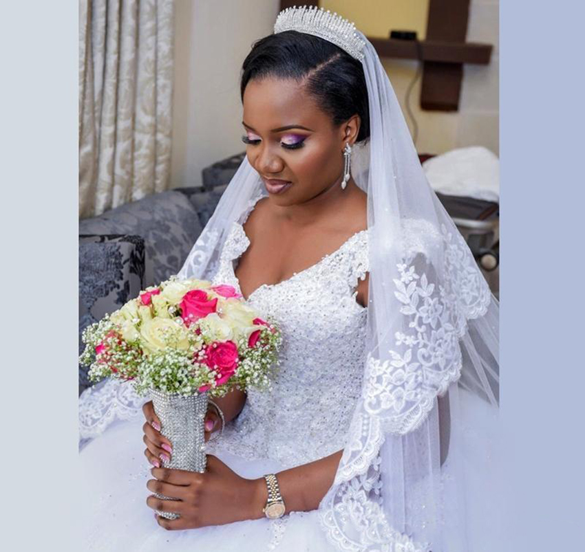 2021 Luxurious Cathedral/Royal Train Ball Gown Wedding Dress V Neck Sleeveless Lace Vintage Bridal Dresses Vestido De Novia Casamento