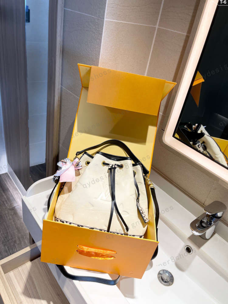 Folding box women's white double shoulder strap leopard print bucket bag size 25*16*26cm, For transportation
Folding box women's white double shoulder strap leopard print bucket bag size 25*16*26cm, For transportation