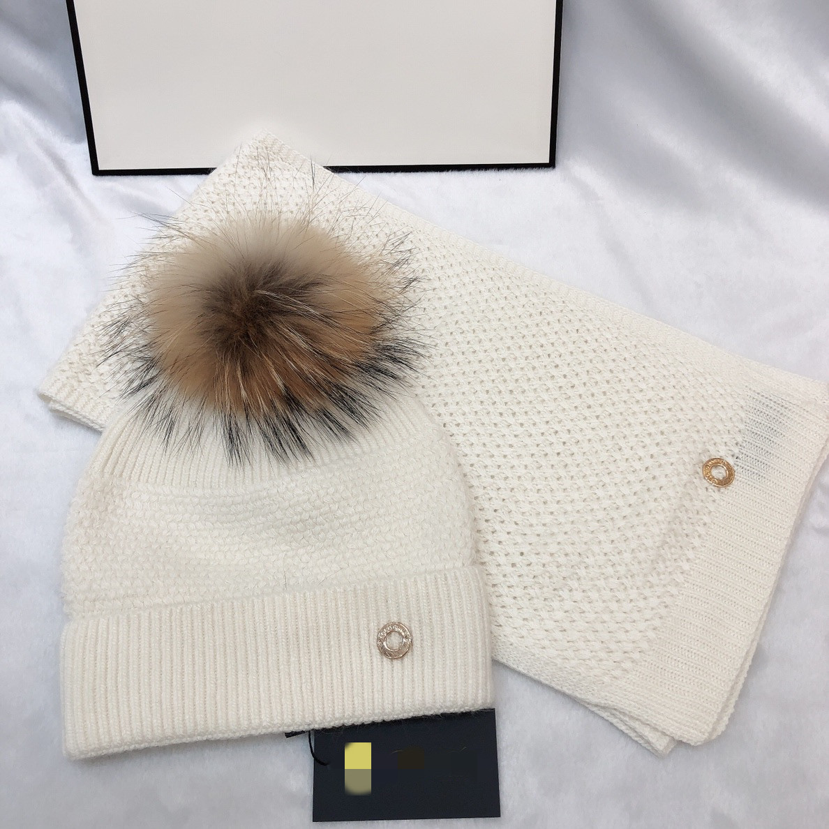 HIGH Quality Classic lattice Winter hats designers bone cap Mens women Couple scarf hat two-piece suit Scarf Caps Men Scarves Set223
HIGH Quality Classic lattice Winter hats designers bone cap Mens women Couple scarf hat two-piece suit Scarf Caps Men Scarves Set223