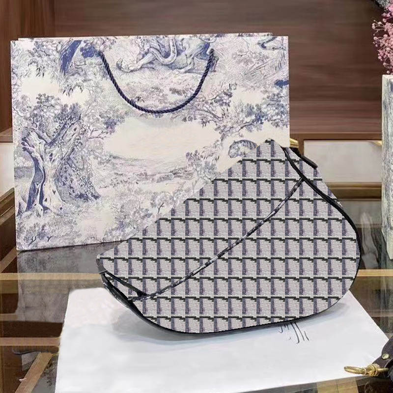 2021 high-quality fashion ladies crossbody shoulder bag letter pattern simple latest models have box dust bags, Make up the difference
2021 high-quality fashion ladies crossbody shoulder bag letter pattern simple latest models have box dust bags, Make up the difference