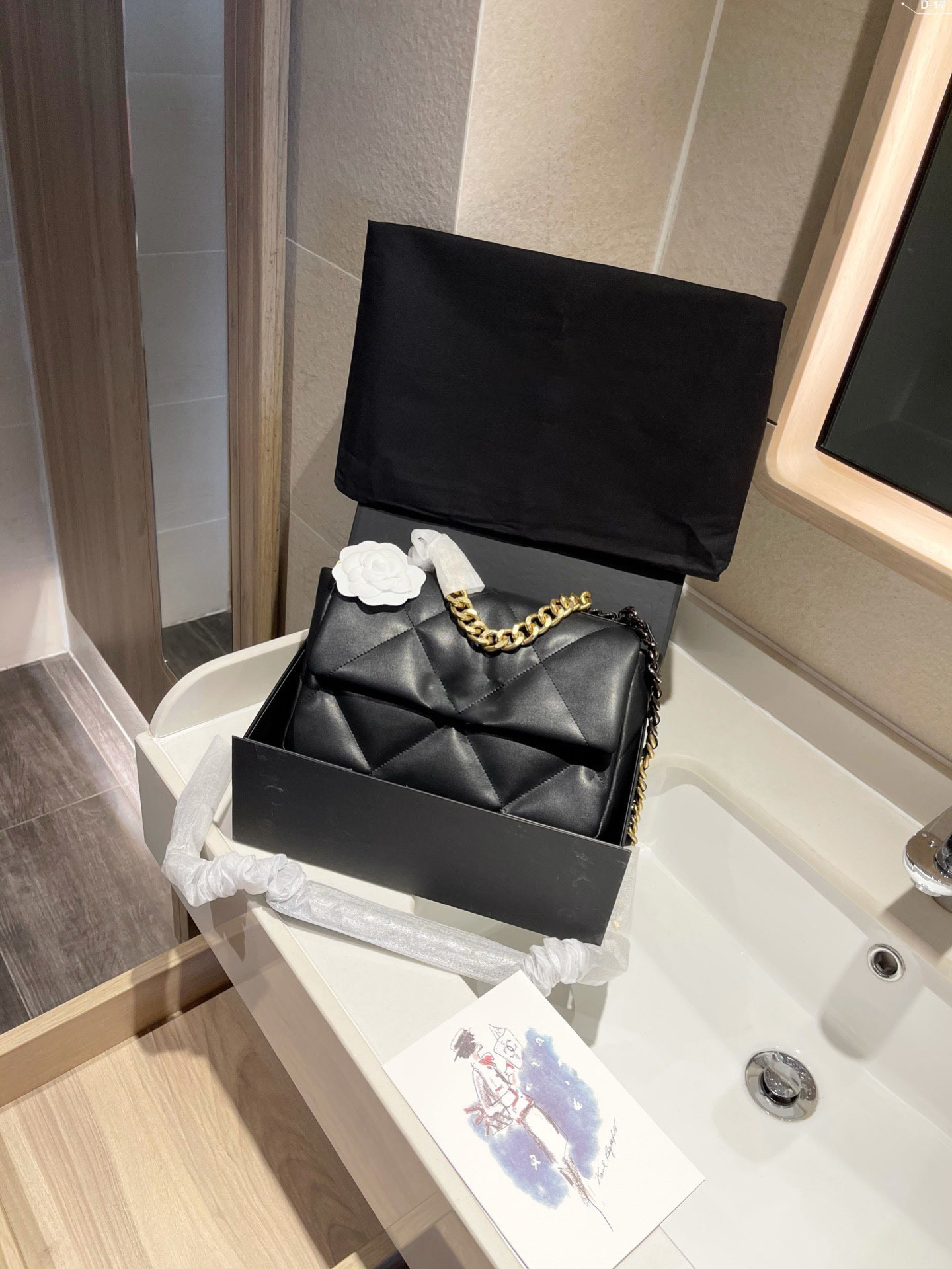 2021 fashionable and beautiful ladies famous shoulder bag leather chain messenger bag fashionable size:26.9.18cm1, Black
2021 fashionable and beautiful ladies famous shoulder bag leather chain messenger bag fashionable size:26.9.18cm1, Black