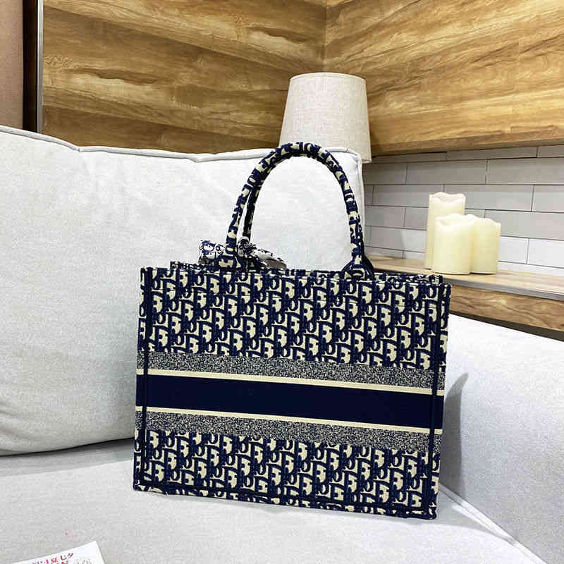 Women Luxury Designer Handbags Christian New Fashion Women's Hand High Grade Embroidery Leisure Large Capacity Tote Shopping CEM6
Women Luxury Designer Handbags Christian New Fashion Women's Hand High Grade Embroidery Leisure Large Capacity Tote Shopping CEM6