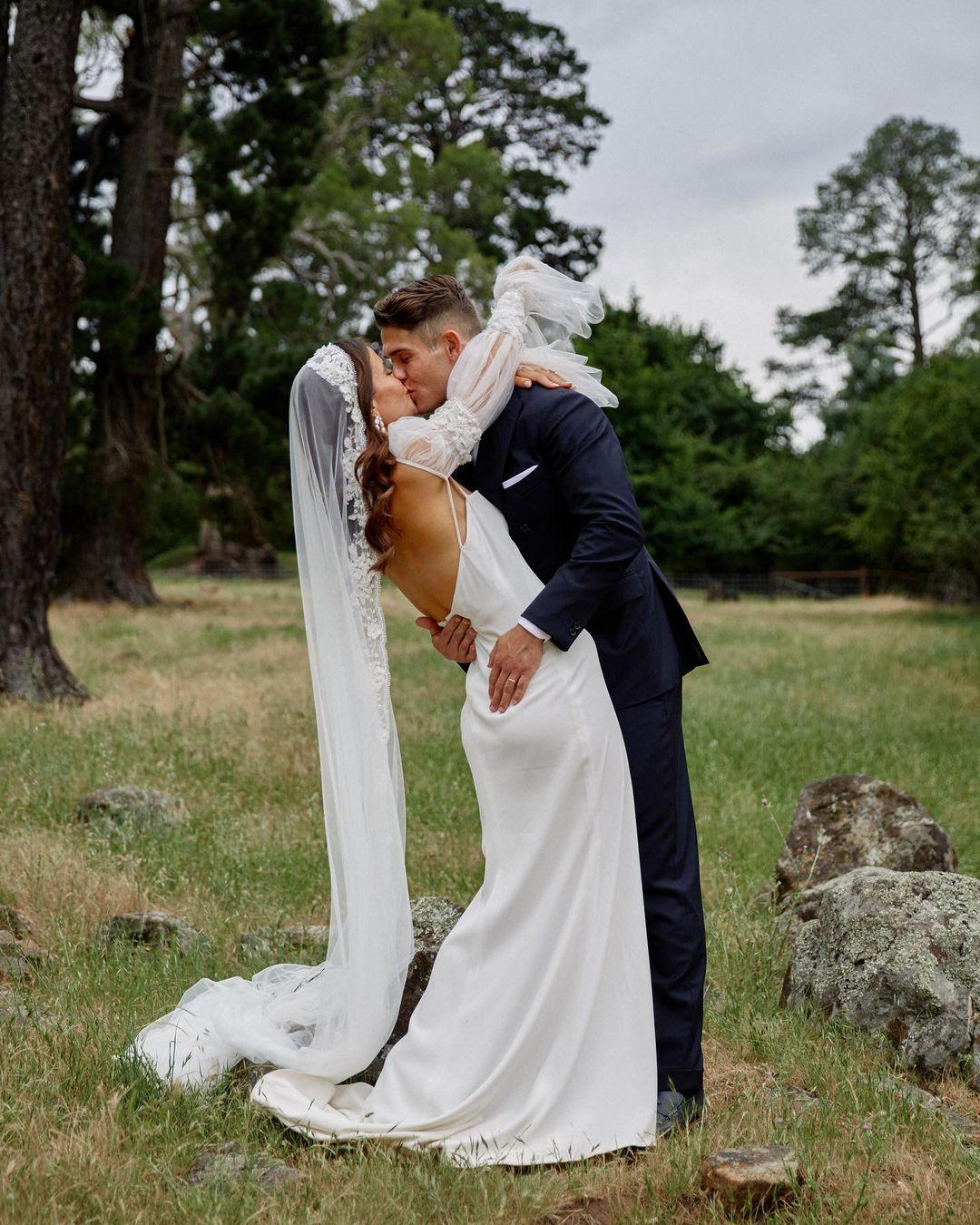 Vintage Country Dresses With Long Sleeves Crystals Sweep Train Satin Backless Beach Wedding Bridal Gown Vestido De Novia