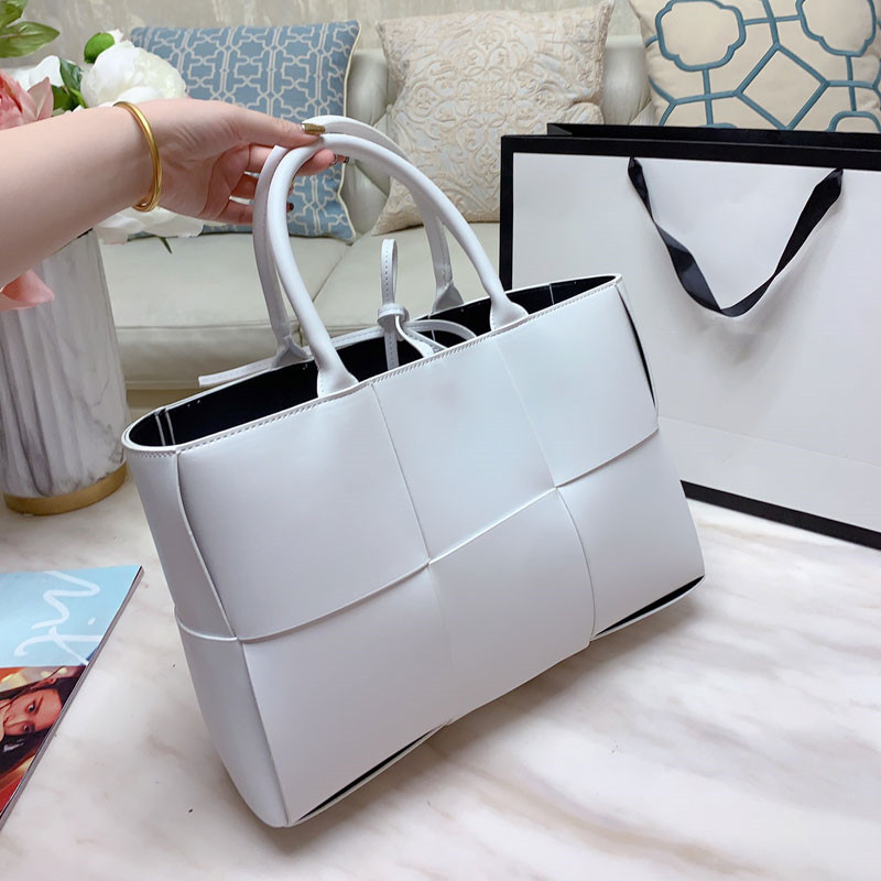 Large capacity block leather woven bag for women's daily commuter Tote bag Simple design handbag in solid color 35cm
Large capacity block leather woven bag for women's daily commuter Tote bag Simple design handbag in solid color 35cm