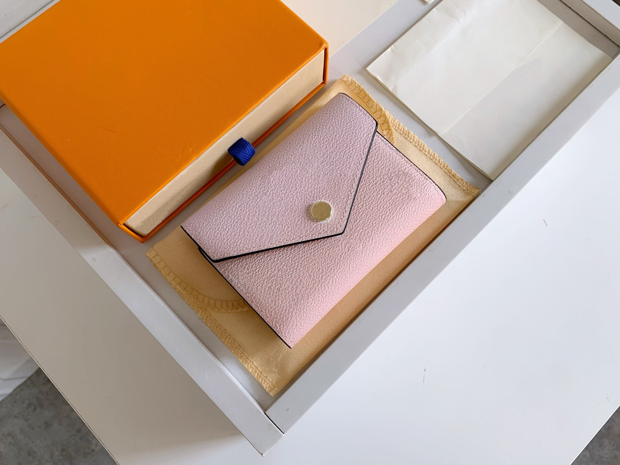 Luxury designer Victorine genuine leather for women short wallet Card holder by the pool classic zippy pocket with Box lady Handbags Clutch Coin Purses Bags M80386, Pink
Luxury designer Victorine genuine leather for women short wallet Card holder by the pool classic zippy pocket with Box lady Handbags Clutch Coin Purses Bags M80386, Pink