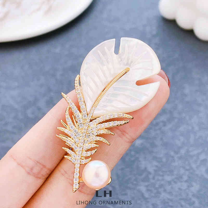 Japan and South Korea Shell Feather Brooch Scarf Buckle Versatile Temperament Court Style High-grade Suit Pin Coat Accessories