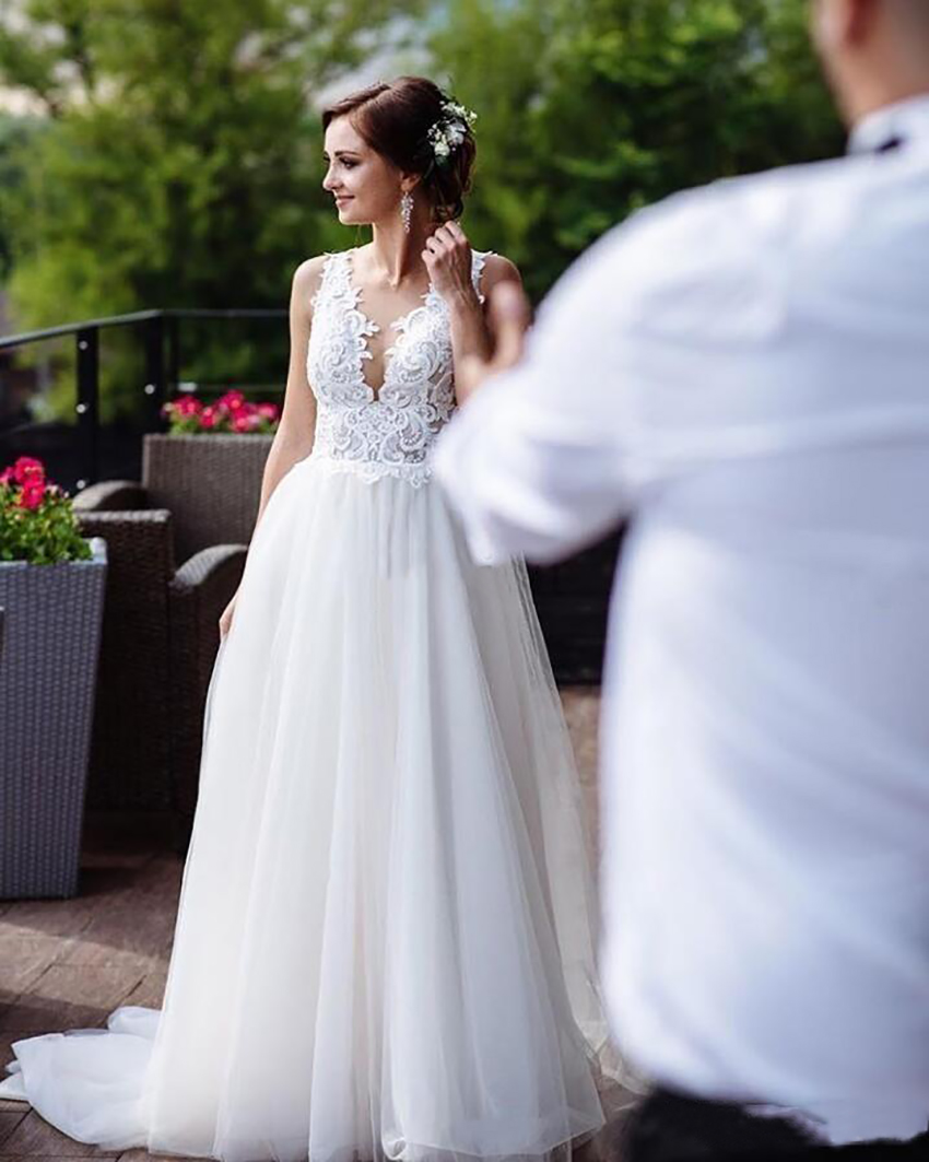 2021 Summer Wedding Dresses V Neck Backless Sweep Train A Line Appliques Lace Beads Garden Beach Boho Country Bridal Gowns robes de mariee Dress 0509