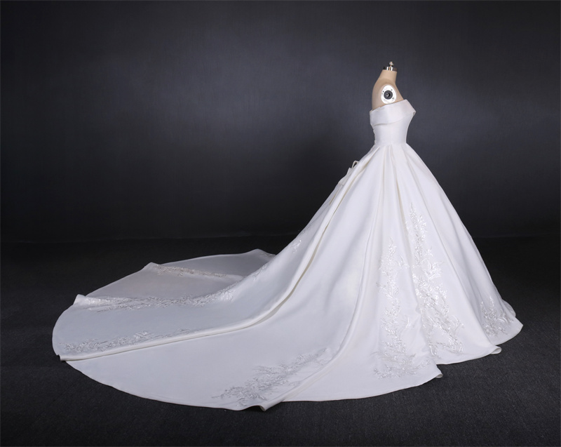 Elegant Beautiful Wedding Dress Sleeveless Appliques Gown A Line Bridal Sweep Train High-end Custom Made Stricpless Gown