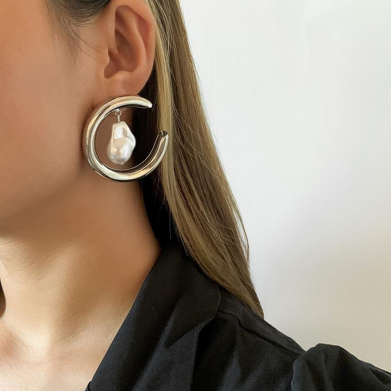 Stud Vintage Baroque Hip Hop Irregular Pearl C-shaped Pendant Earrings For Woman Fashion Simple Ladies Party Banquet Jewelry Gift
Stud Vintage Baroque Hip Hop Irregular Pearl C-shaped Pendant Earrings For Woman Fashion Simple Ladies Party Banquet Jewelry Gift