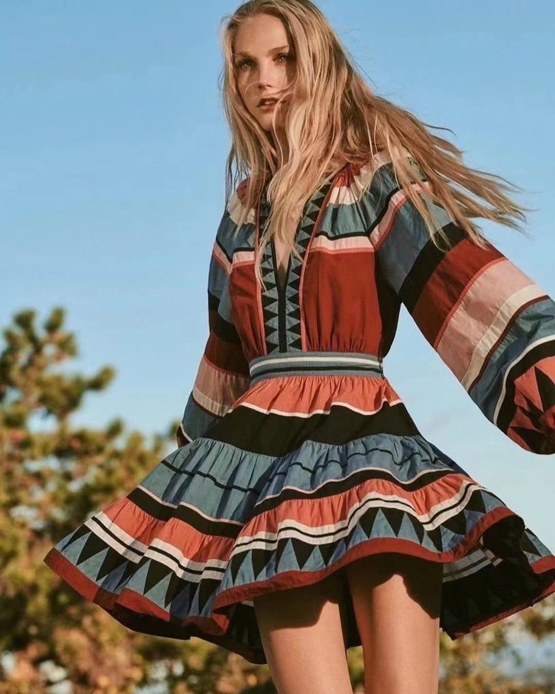 Europe station 21 spring and summer new V - collar temperament lantern sleeve high-end women's dress color printing short dress, Black;gray
Europe station 21 spring and summer new V - collar temperament lantern sleeve high-end women's dress color printing short dress, Black;gray