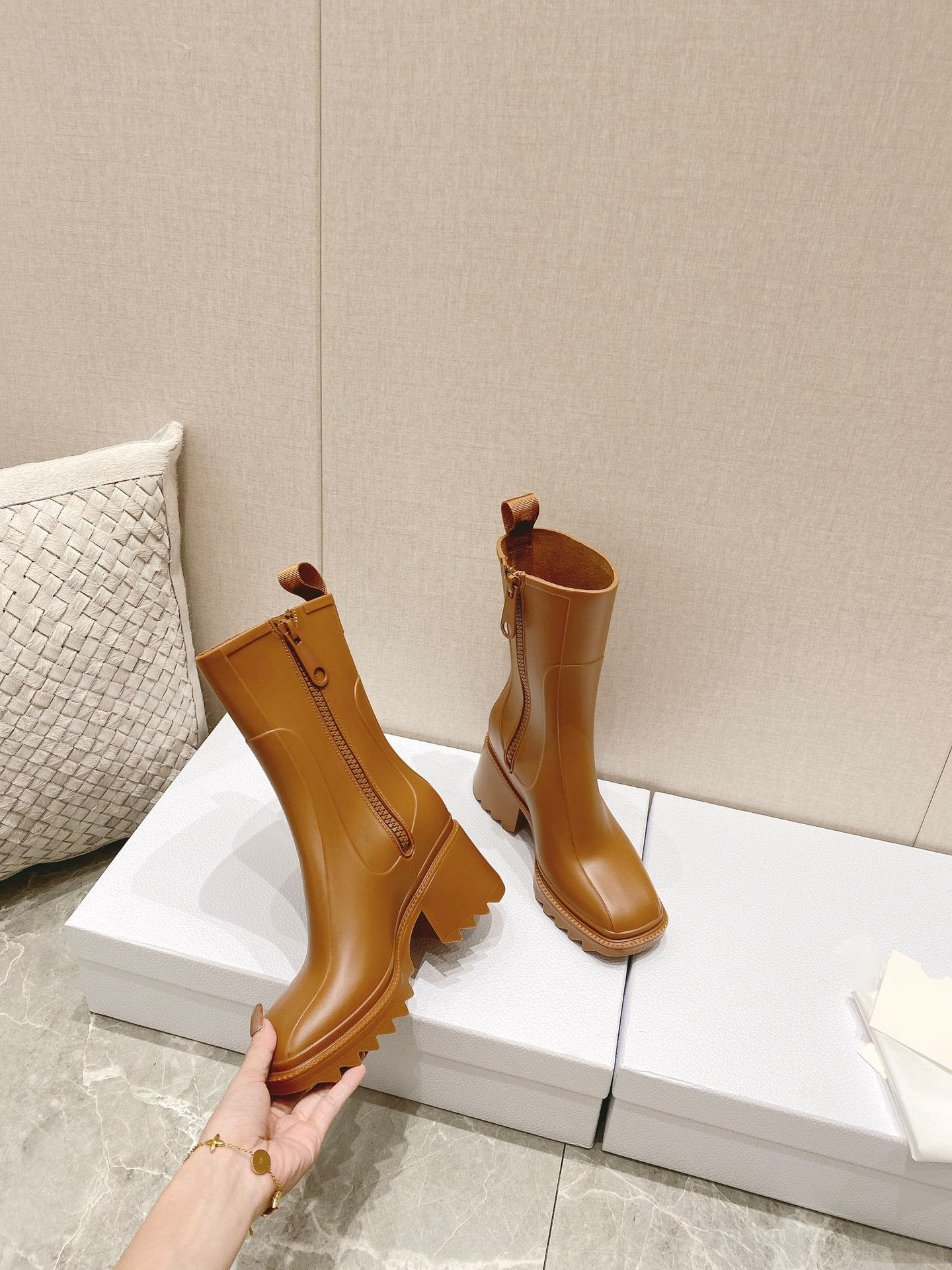 2021 fashionable women's thick heel boots are made of PVC material, with strong resilience, zipper opening gear outsole and more sense design