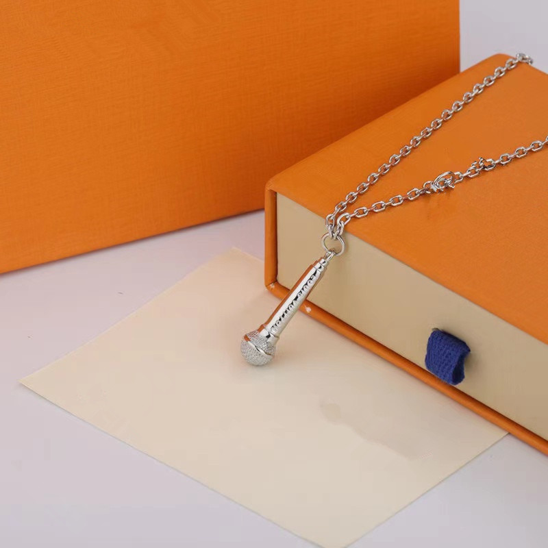 New luxury jewelry men's and women's microphone Pendant Necklace personalized Street hip hop rap DJ accessories gift
New luxury jewelry men's and women's microphone Pendant Necklace personalized Street hip hop rap DJ accessories gift