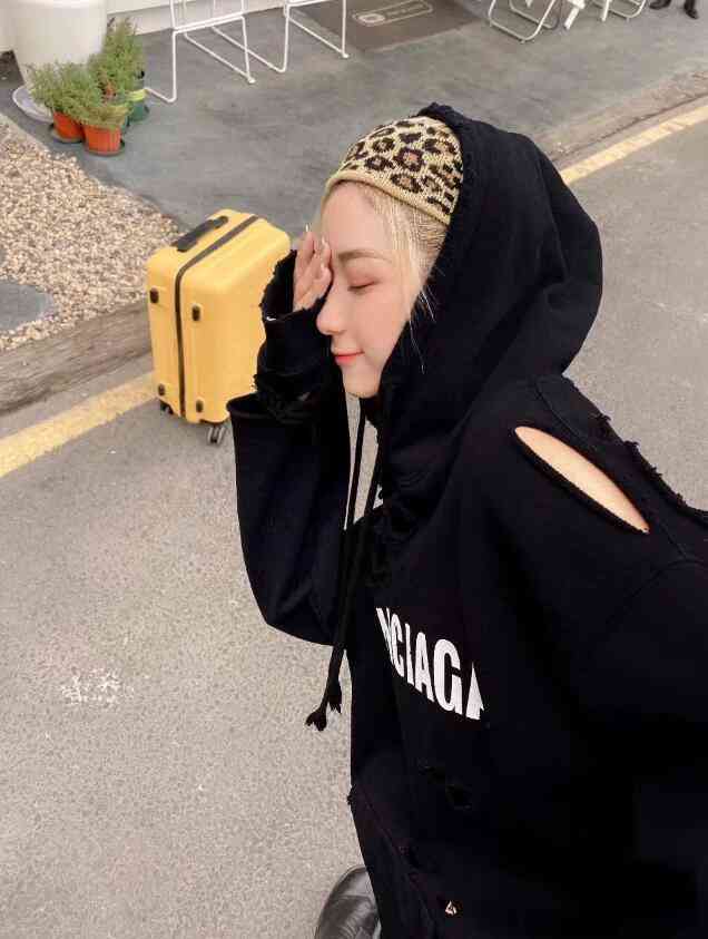 Men's Hoodies & Sweatshirts Fashion Fall Designer Hoodie Comfortable sport novelty hole hip Hop style cotton 2 color women's couple wear QF88, Customize
Men's Hoodies & Sweatshirts Fashion Fall Designer Hoodie Comfortable sport novelty hole hip Hop style cotton 2 color women's couple wear QF88, Customize