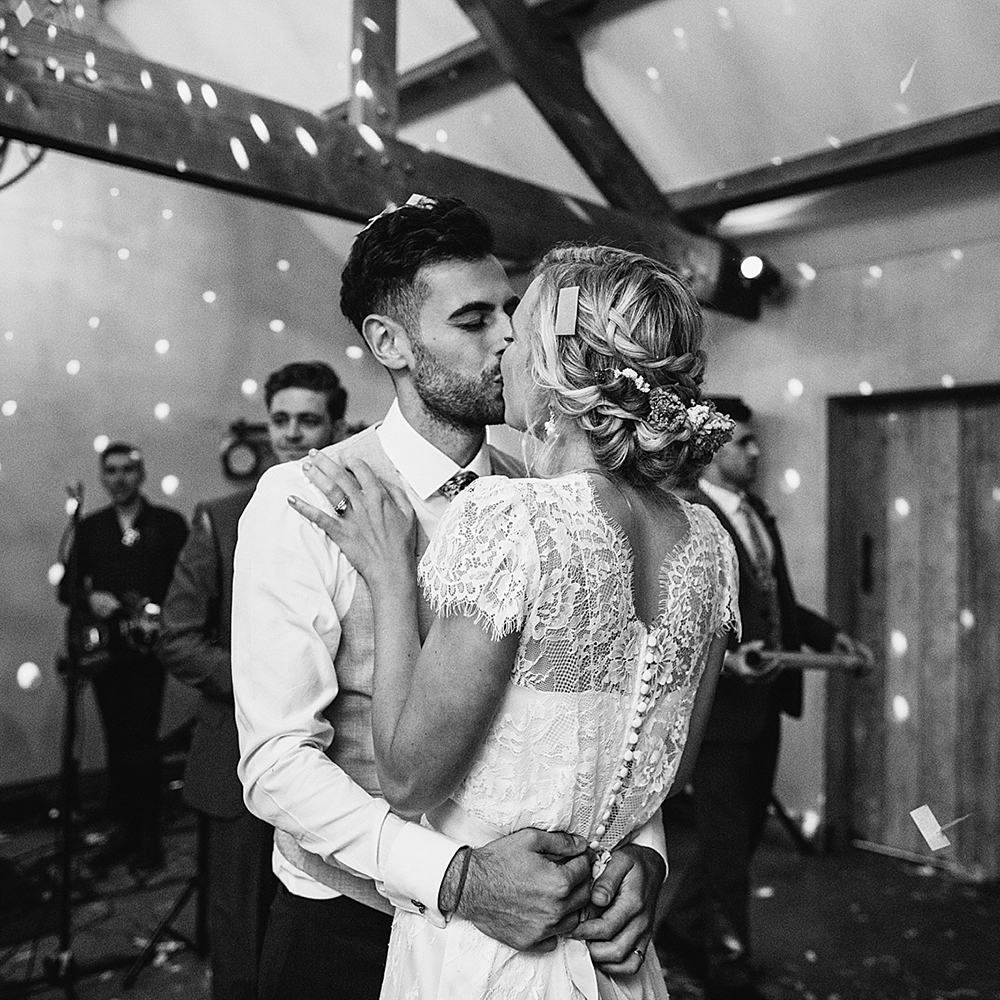 Boho Sheer Lace V-Neck Beach Wedding Dress Cap Sleeves Custom Made A Line Romantic Buttons Rustic Garden Bridal Gowns Long Formal Bride Dresses