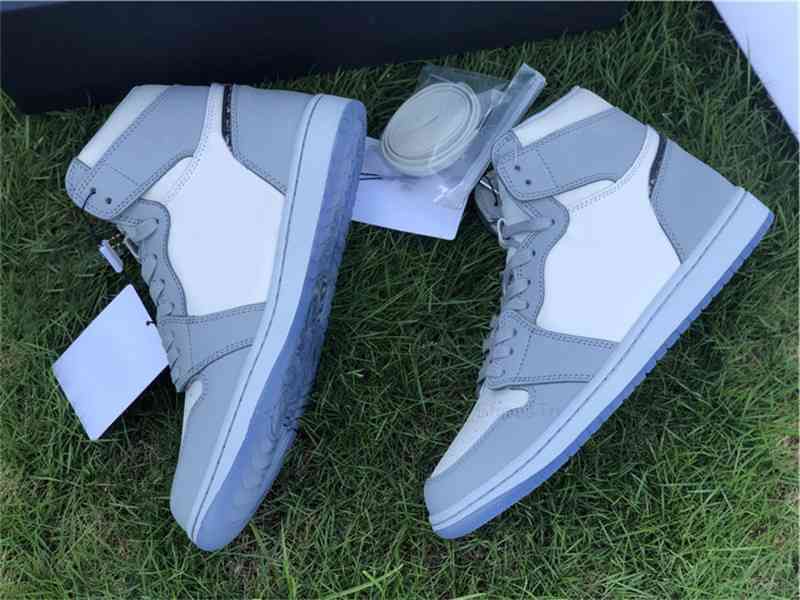1 High OG Low Athletic Shoes Men Women Wolf Grey Sail Photon Dust White Authentic Sneakers Sports Blue Original Dust, Bubble wrap packaging
1 High OG Low Athletic Shoes Men Women Wolf Grey Sail Photon Dust White Authentic Sneakers Sports Blue Original Dust, Bubble wrap packaging