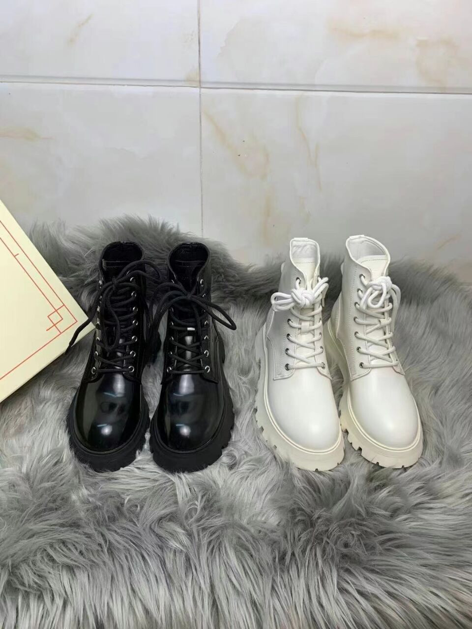 Women Designer Boots Martin Desert Boot thick bottom platform Flamingos Love Arrow Real Leather Medal Coarse Non-Slip Winter Shoes black whi
Women Designer Boots Martin Desert Boot thick bottom platform Flamingos Love Arrow Real Leather Medal Coarse Non-Slip Winter Shoes black whi