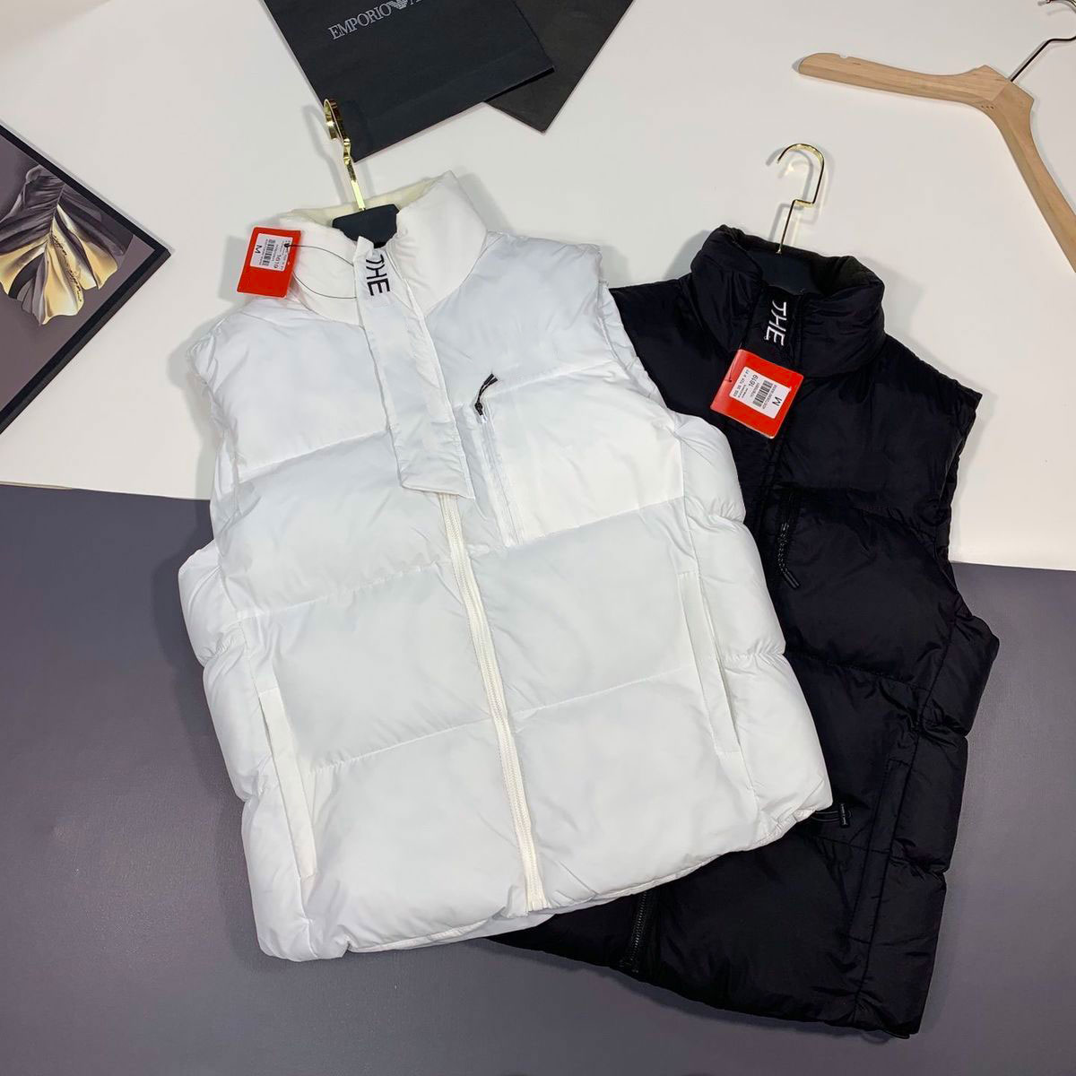 22SS Winter Fashion Men Women Down Jacket Vest Coat Warm Outwear Stand Collar Padded Coats, Black;white
22SS Winter Fashion Men Women Down Jacket Vest Coat Warm Outwear Stand Collar Padded Coats, Black;white