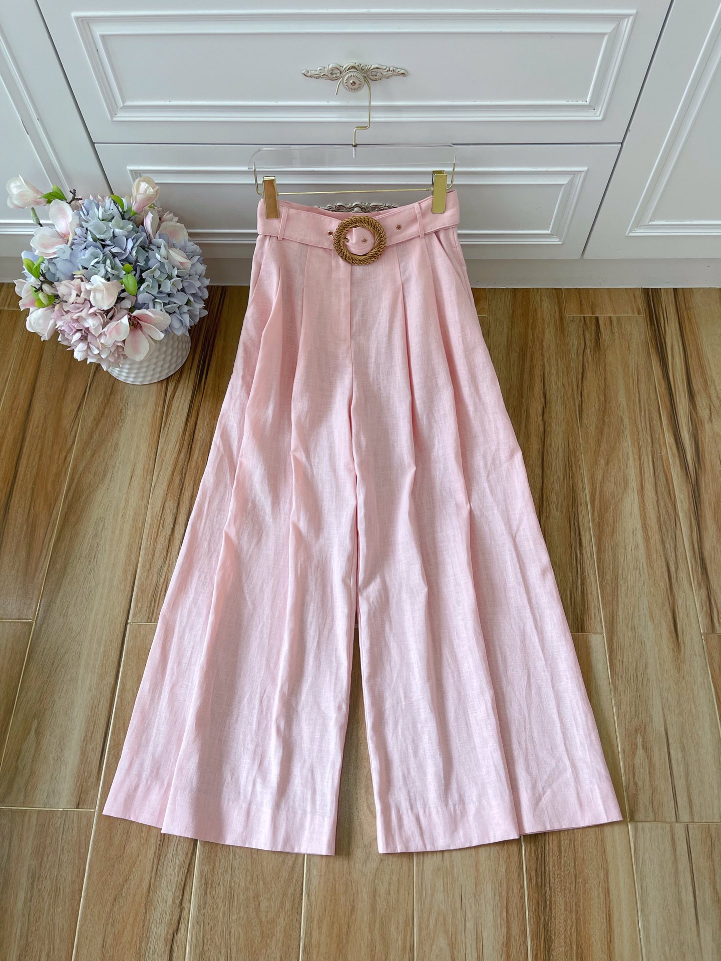2021 Australian fashion brand simple and fashionable high waist and wide leg pants, Black;white
2021 Australian fashion brand simple and fashionable high waist and wide leg pants, Black;white