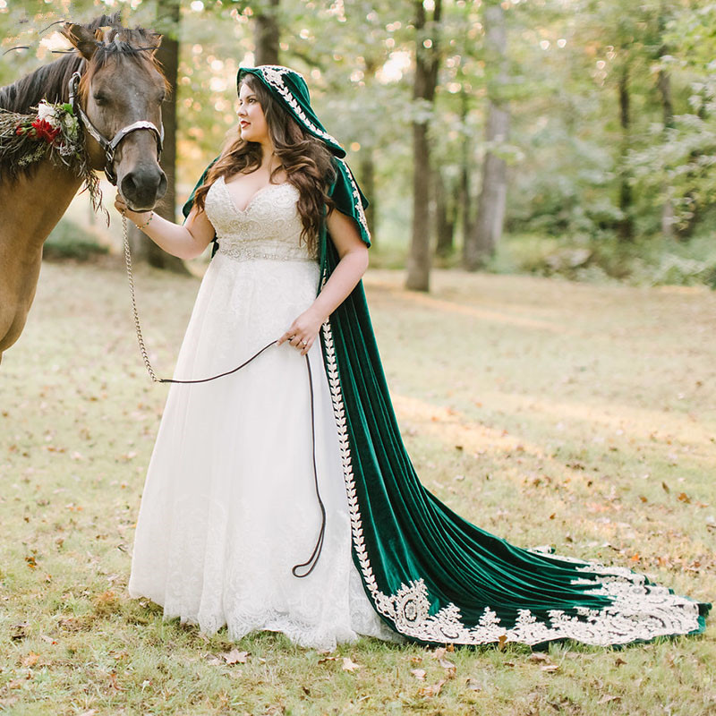 Two Pieces Downton Wedding Dresses with Hunter Green Cloak 2022 Lace Beaded Wood Hood country Bridal Dress Cape Bolero