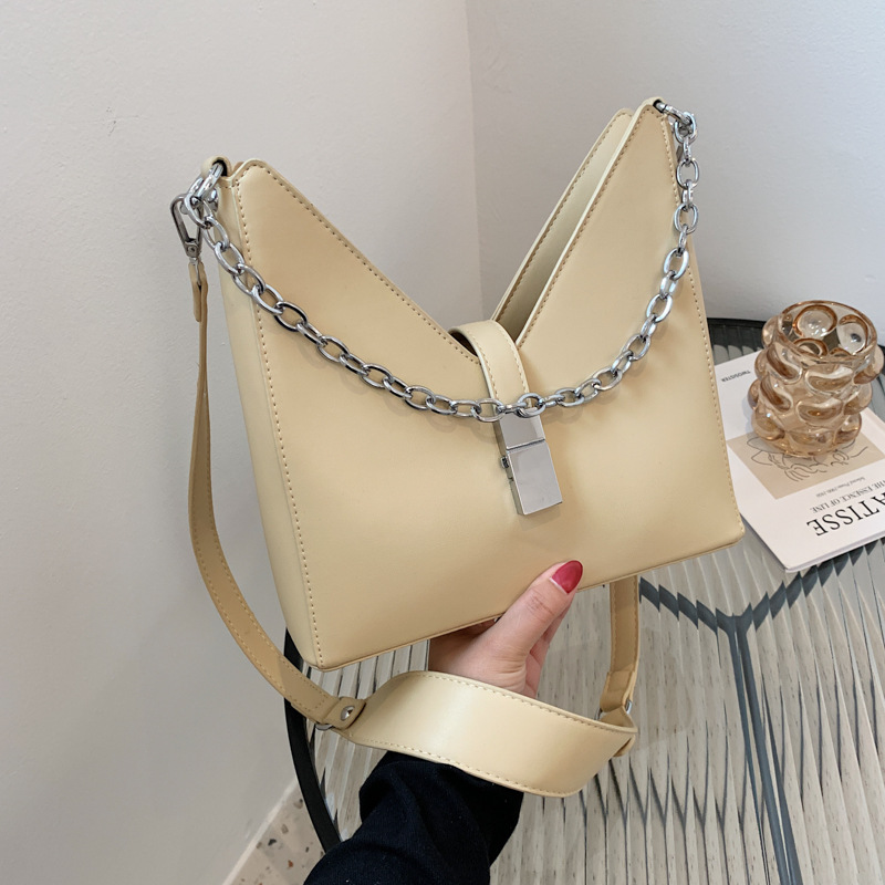 V-shaped ins fashion chain women's bag simple atmospheric texture messenger single shoulder bags, Brown
V-shaped ins fashion chain women's bag simple atmospheric texture messenger single shoulder bags, Brown