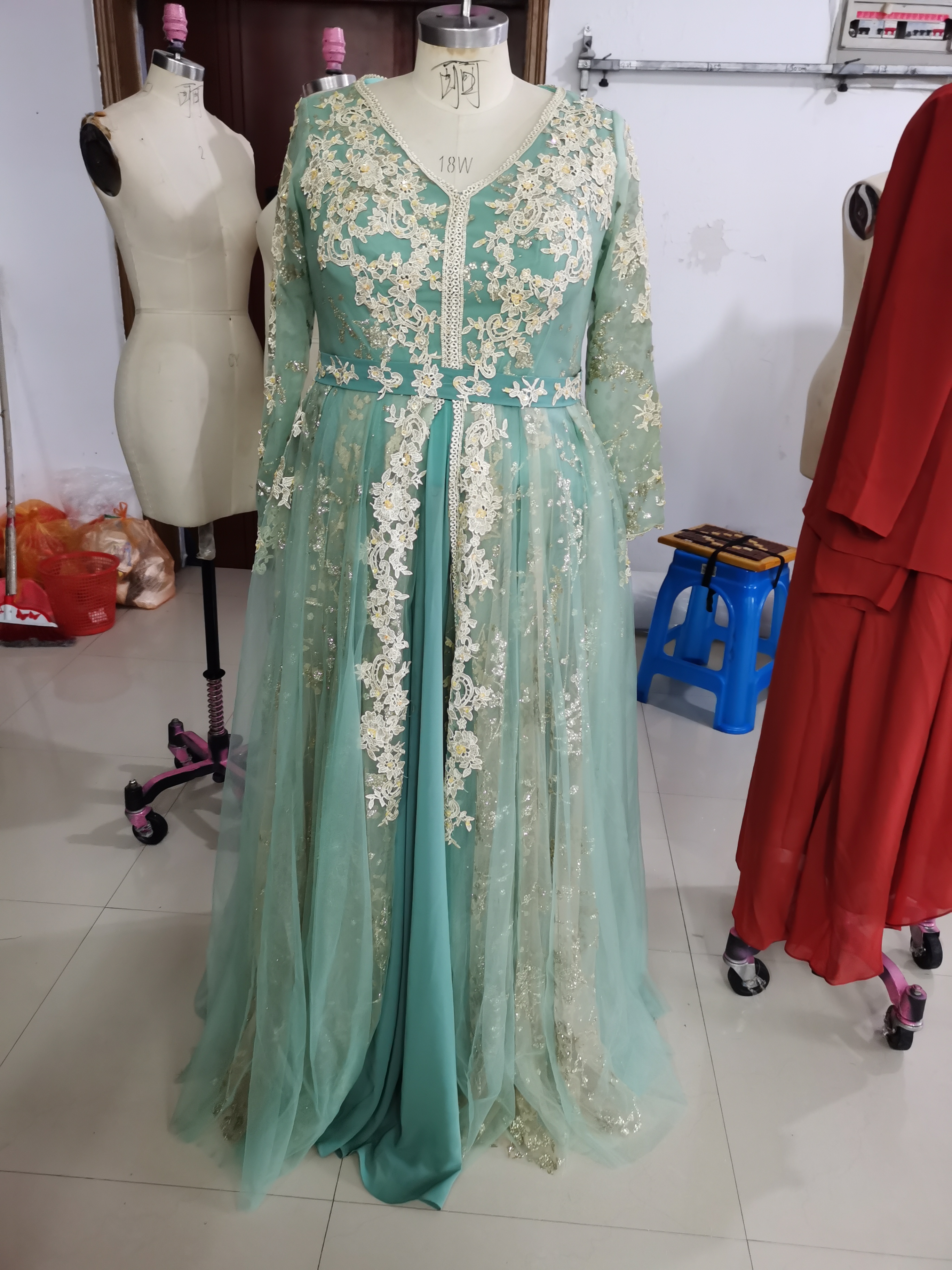 2021 Dark Sage Arabic Moroccan Kaftan Prom Dresses A Line Applique Gold Lace Beaded Muslim Long Sleeve Formal Evening Gowns Prom Party Dress