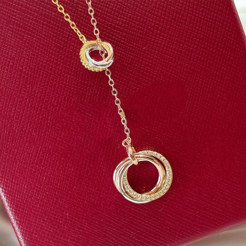 Pendant Necklaces Top Quality 1:1 LOGO Europe Three Colors Circular Circle Interlaced Necklace Ladies Luxury Jewelry Fashion Brand Gift
Pendant Necklaces Top Quality 1:1 LOGO Europe Three Colors Circular Circle Interlaced Necklace Ladies Luxury Jewelry Fashion Brand Gift