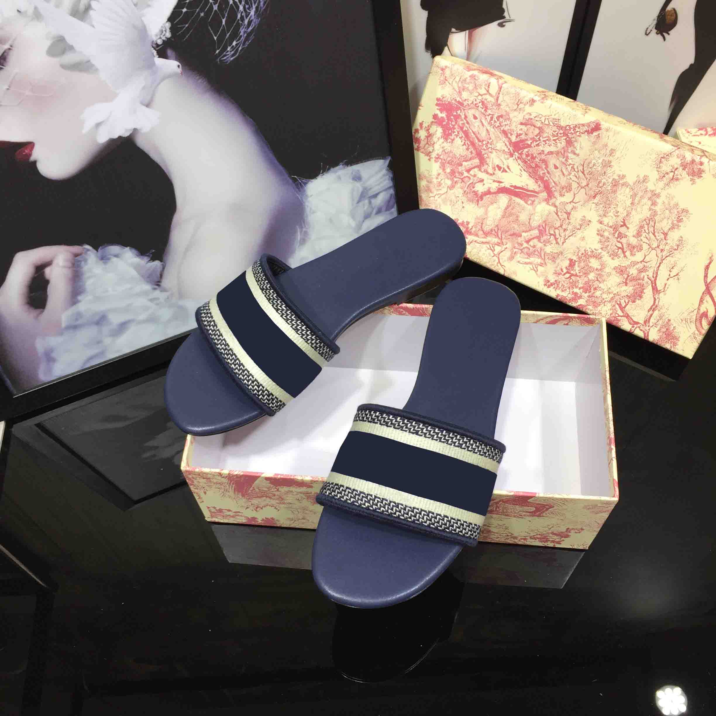 2021 fashion summer women Sandal Slippers comfortable Flat shoes Designer beach Classic Woman Sandals With box High Quality size 35-43
2021 fashion summer women Sandal Slippers comfortable Flat shoes Designer beach Classic Woman Sandals With box High Quality size 35-43