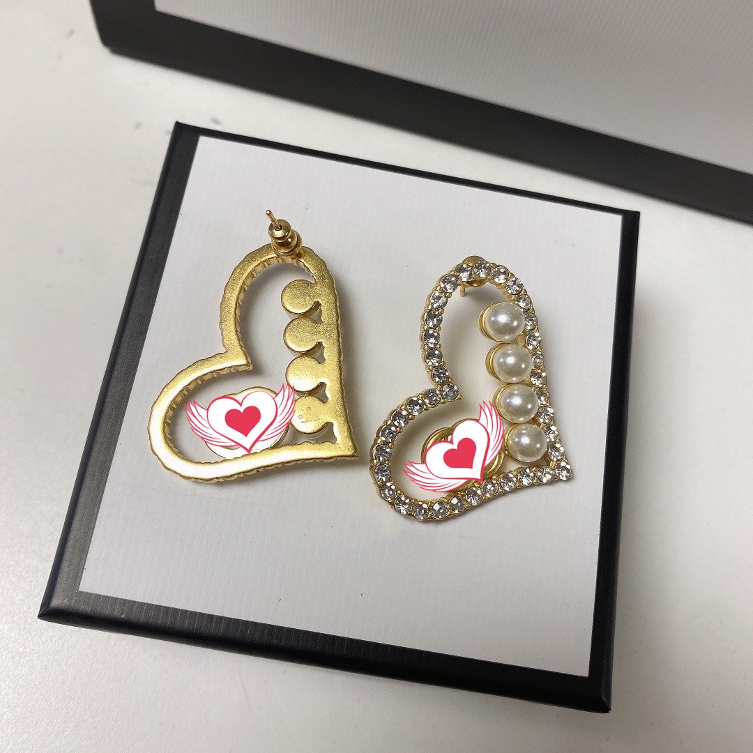 European and American love diamond letter pearl Stud net celebrity fashion personality glamorous big-name temperament earrings
European and American love diamond letter pearl Stud net celebrity fashion personality glamorous big-name temperament earrings