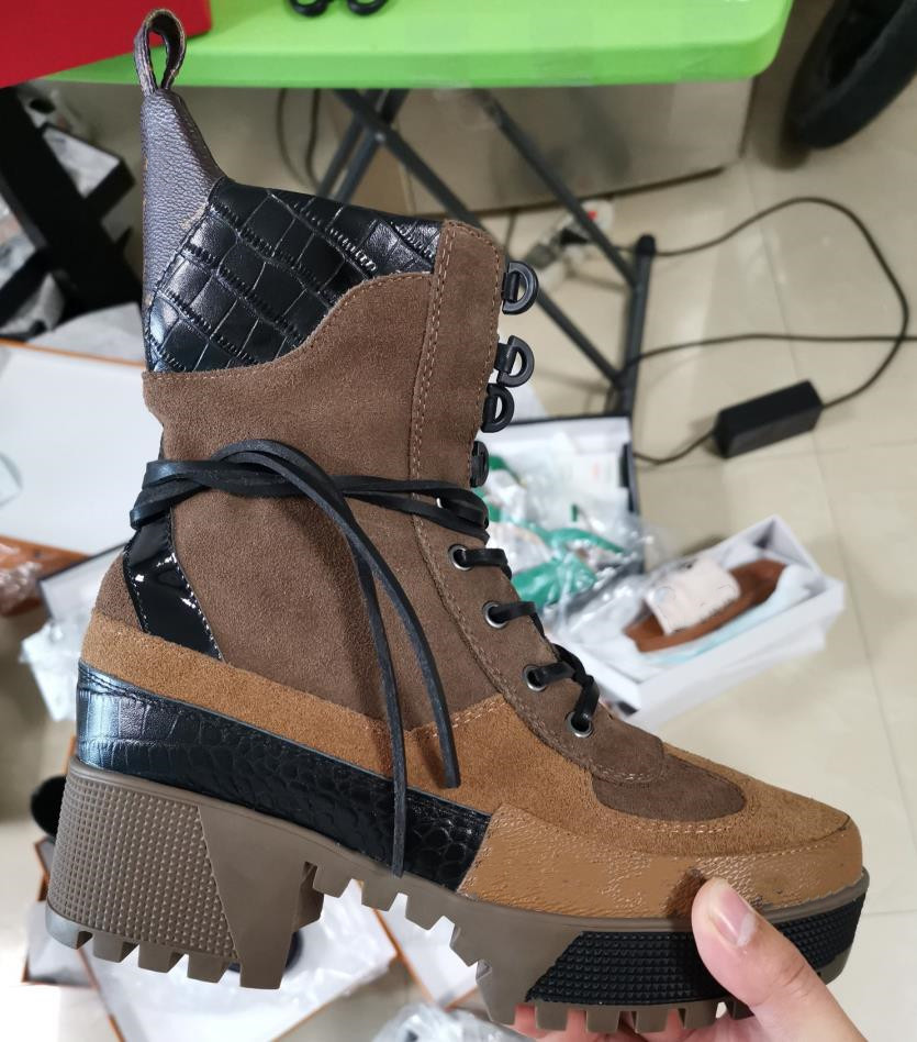 Women Laureate Platform Desert Boot Jacquard Textile Leopard Patchwork Designer Lady Canvas Leather Laces Treaded Rubber Outsole Boots, Boot dustbag
Women Laureate Platform Desert Boot Jacquard Textile Leopard Patchwork Designer Lady Canvas Leather Laces Treaded Rubber Outsole Boots, Boot dustbag