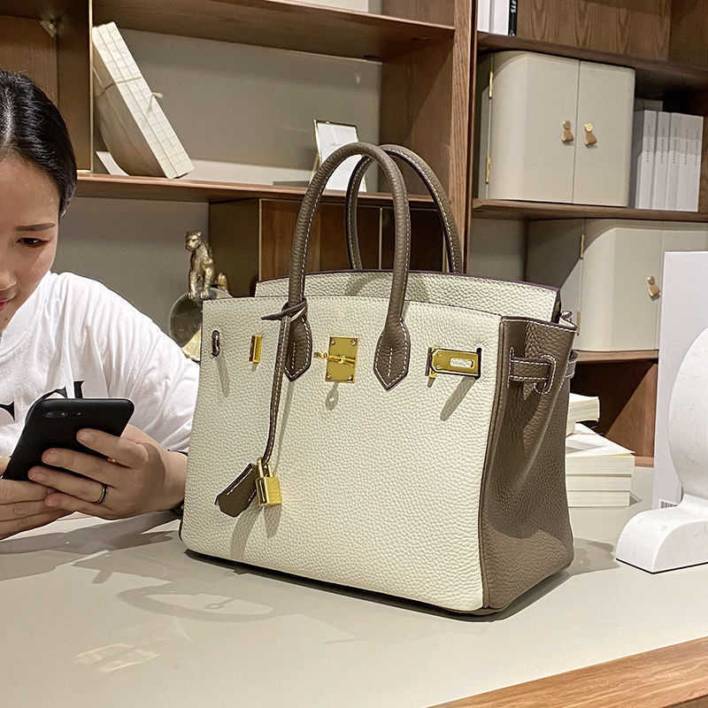 CLASSIC FLOWER Handbags Womens Luxury Classic Premium Totes Bags Sense Platinum Bag Hand High Capacity Commuter Leather 2021 Fashion Temperament Big Brand, Rice white brown 25cm
CLASSIC FLOWER Handbags Womens Luxury Classic Premium Totes Bags Sense Platinum Bag Hand High Capacity Commuter Leather 2021 Fashion Temperament Big Brand, Rice white brown 25cm