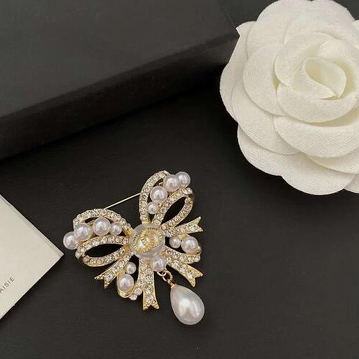 Famous C Brand Luxury Desinger Brooch Copper Women Rhinestone Bowknot Letters Brooches Suit Pin Fashion Jewelry Clothes Decoration High Qual, Gray
Famous C Brand Luxury Desinger Brooch Copper Women Rhinestone Bowknot Letters Brooches Suit Pin Fashion Jewelry Clothes Decoration High Qual, Gray