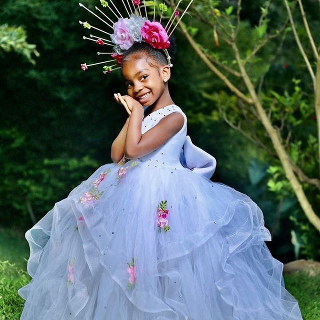 Lace Crystals 2021 Flower Girl Dresses Ball Gown Tiers Tulle Little Girl Wedding Dresses Cheap Communion Pageant Dresses Gowns ZJ737