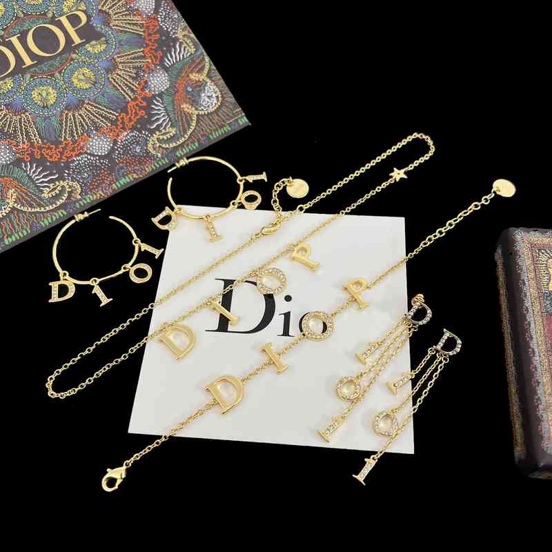 76% OFF New \ family CD letter diamond inlaid Necklace women's bracelet net red big Circle Earrings tassels personalized earrings
76% OFF New \ family CD letter diamond inlaid Necklace women's bracelet net red big Circle Earrings tassels personalized earrings