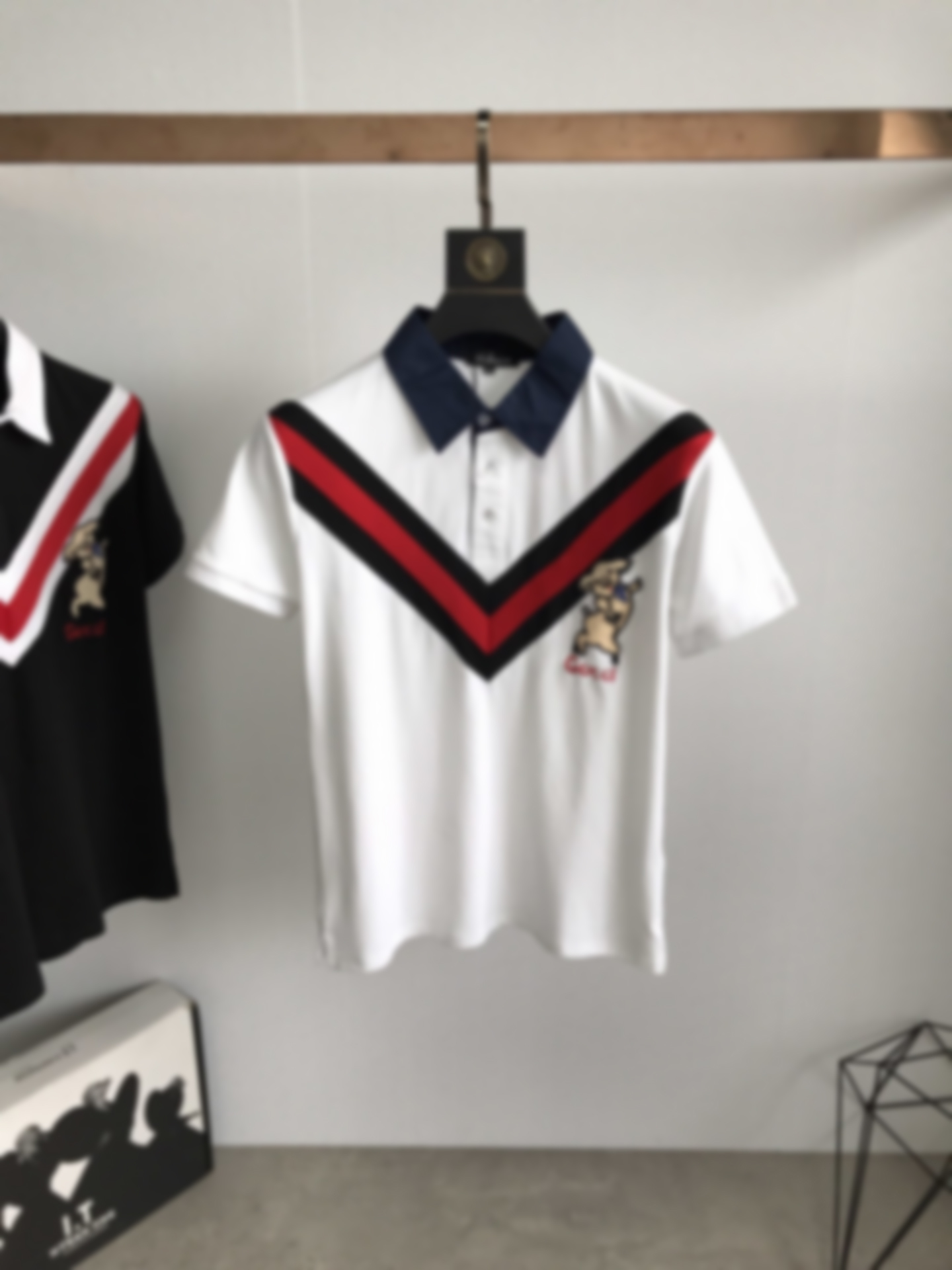 2021 European spring and summer latest fashion piglet arrow stitching printing casual cotton Italian designer men's T-shirt men's white POLO, White;black
2021 European spring and summer latest fashion piglet arrow stitching printing casual cotton Italian designer men's T-shirt men's white POLO, White;black