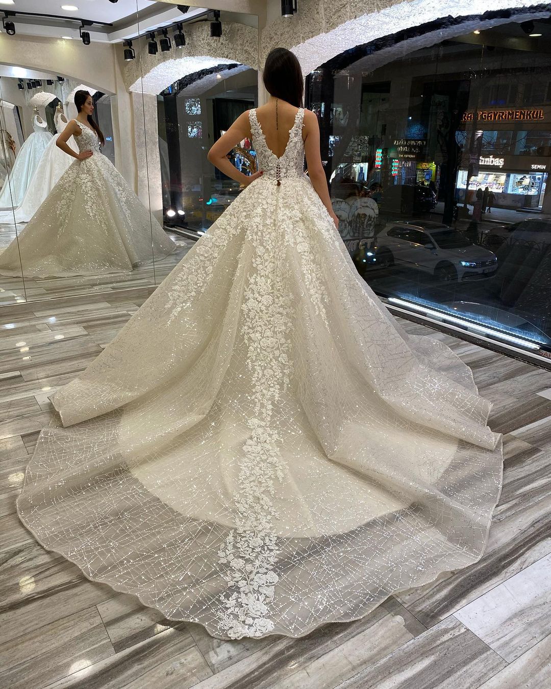 2021 Plus Size Arabic Aso Ebi Sparkly Lace Beaded Wedding Dresses Deep V-neck Bridal Dresses Vintage Sexy Wedding Gowns ZJ362