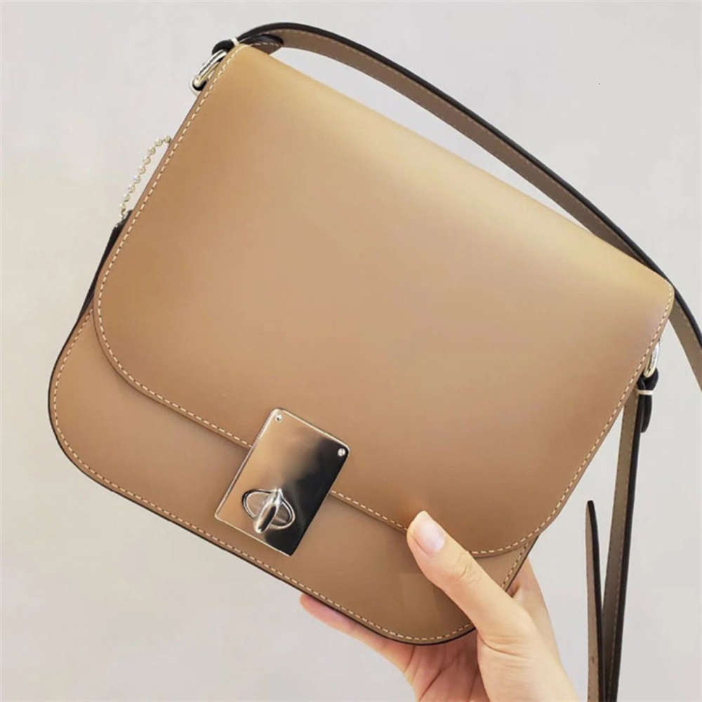 Luxury wholesale Leather handbag luxurys designers Women Fashion Chain Bag 2020 New BOX package Factory direct sale Hutton Saddle Bags
Luxury wholesale Leather handbag luxurys designers Women Fashion Chain Bag 2020 New BOX package Factory direct sale Hutton Saddle Bags