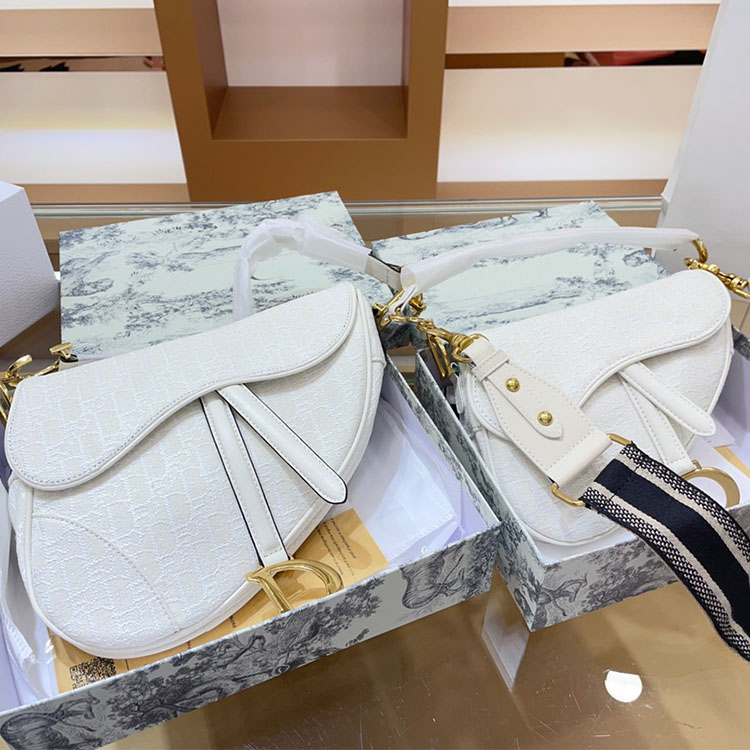 2021 white saddle Bag classic women hangbag Girls should cross body bags 25cm 20cm With shoulder strap
2021 white saddle Bag classic women hangbag Girls should cross body bags 25cm 20cm With shoulder strap
