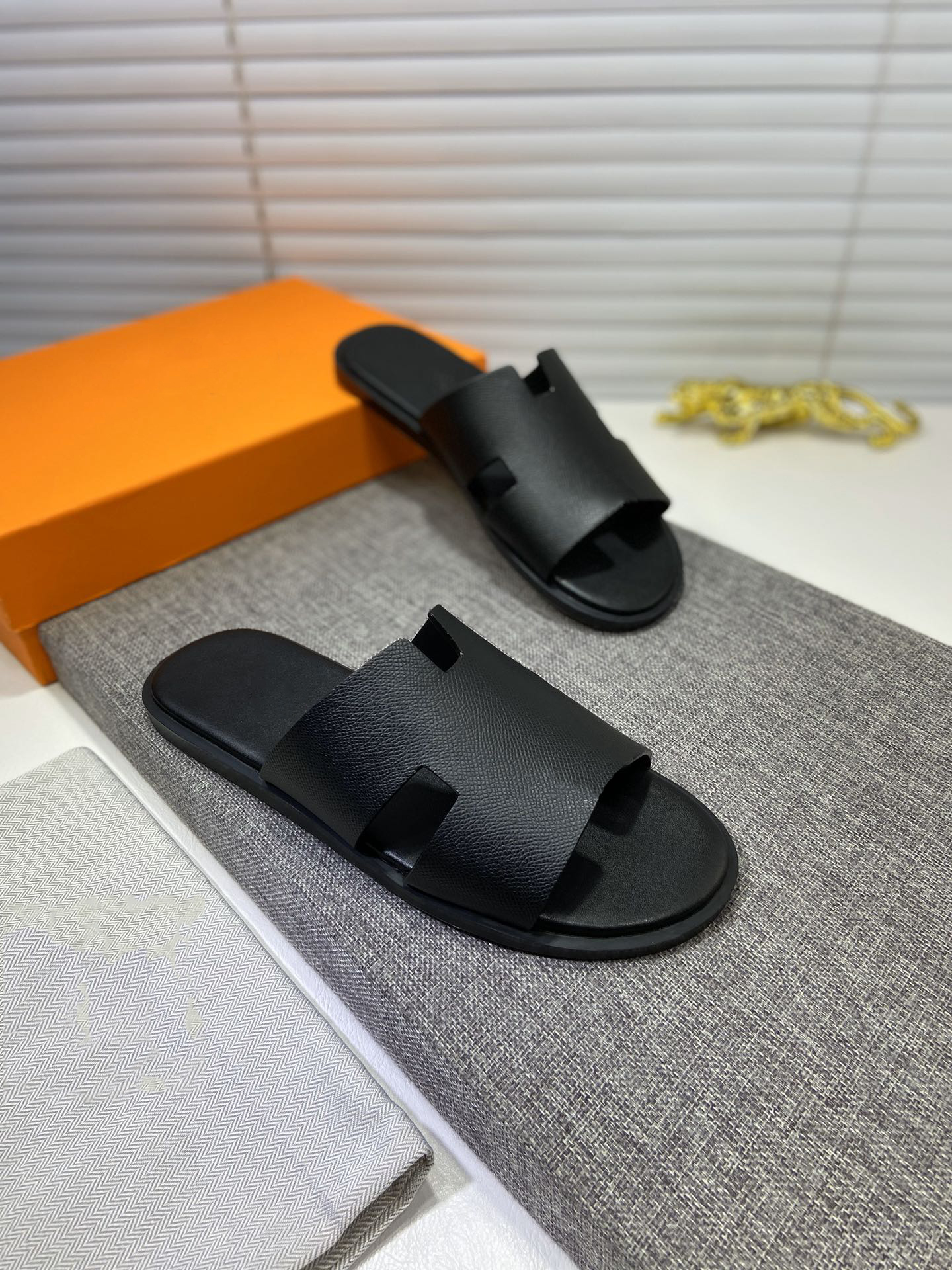 Top Quality Fashion Men H Slippers Genuine Leather Sandals Summer Flat Mens Beach Sandal Slipper hermees slides, Buy the box
Top Quality Fashion Men H Slippers Genuine Leather Sandals Summer Flat Mens Beach Sandal Slipper hermees slides, Buy the box