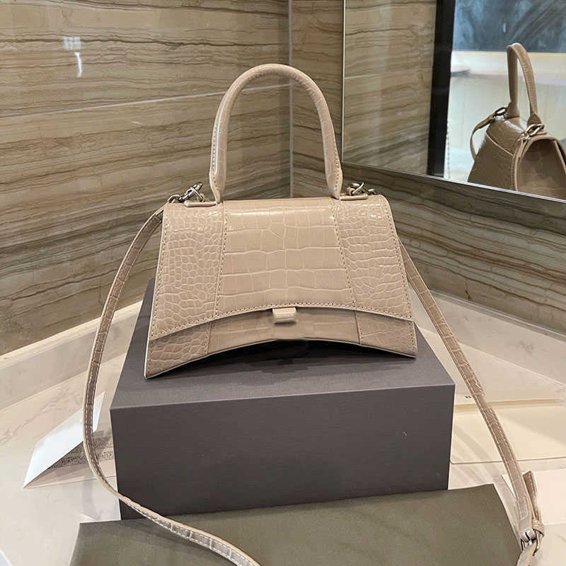 CLASSIC FLOWER Bag 23*15CM Fashion Hourglass Shoulder Woman Leather Messenger Famous Designer Handbag Buckle, White
CLASSIC FLOWER Bag 23*15CM Fashion Hourglass Shoulder Woman Leather Messenger Famous Designer Handbag Buckle, White